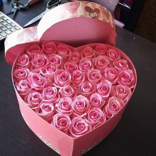 Розовые розы в коробке сердце